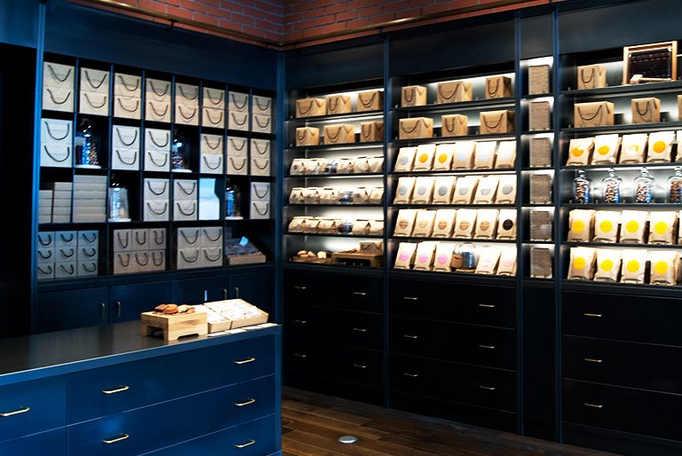 〈ル・ショコラ・アラン・デュカス 東京工房〉はショコラの香りが充満! 30_boutique