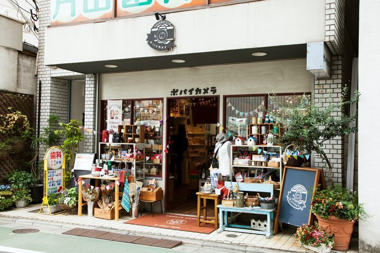 創業80年を超える老舗写真専門店〈ポパイカメラ〉。初心者、プロを問わず目移りするほど豊富な雑貨やプリントメニューがそろう。デッドストック商品が並ぶことも。 22-768x512
