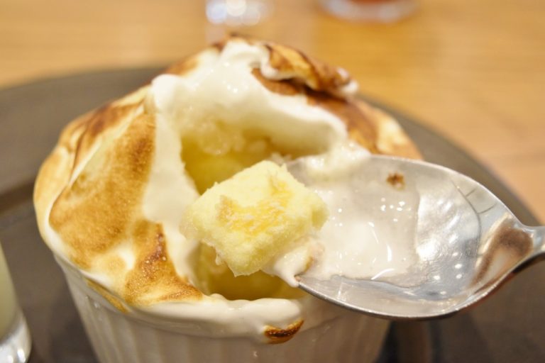 角切りにされたきめの細かいスポンジケーキは、ひんやり冷えていてアイスケーキみたい。 DSC_0550