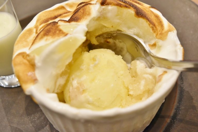 バニラアイスを発見!桃のかき氷と一緒に食べるとクリーミーな味わいに。 DSC_0553