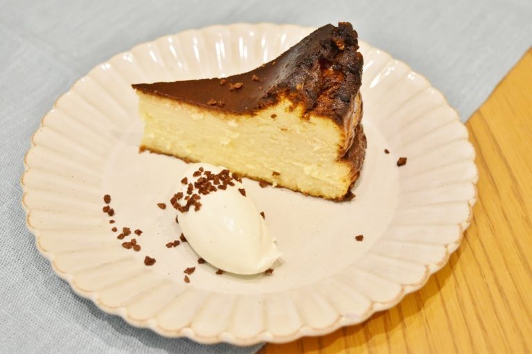 スペインのバスク地方で人気の真っ黒な「バスクチーズケーキ」。 日比谷 キハチ カフェ
