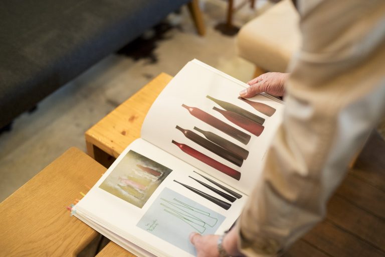 「喋り出すと止まらない」と文献を取り出し、丁寧に説明してくれる充敏さん。 organ_02