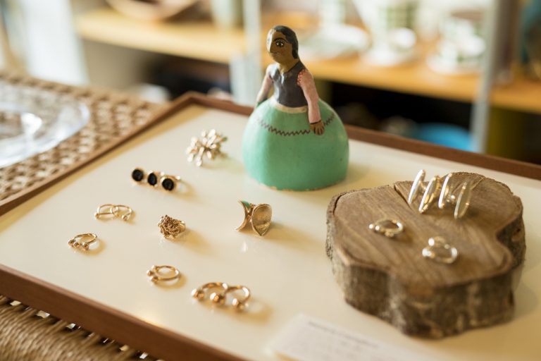 朋子さんセレクトのアクセサリー10,500円~は今や店の顔になっている。 organ_04