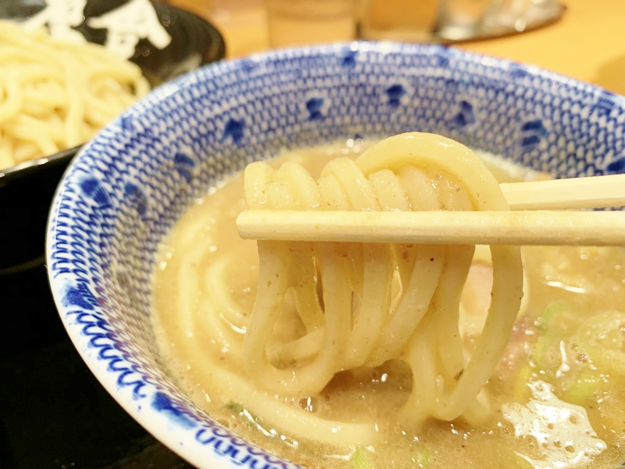 噛みごたえのある極太麺は魚粉やスープとよく絡む。