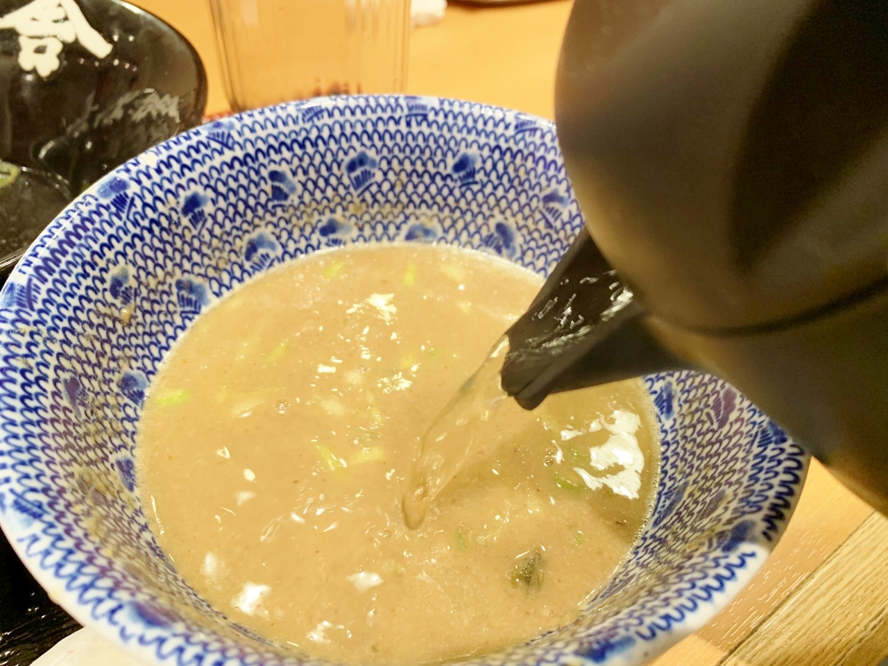 残ったスープに、魚出汁と柚子を加えた割汁を入れて最後まで楽しめます。