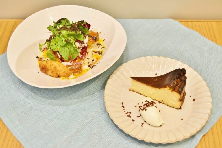 「トリュフ香る キハチのチキンオーバーライス」1,500円 と「バスクチーズケーキ」850 円。 日比谷 キハチ カフェ