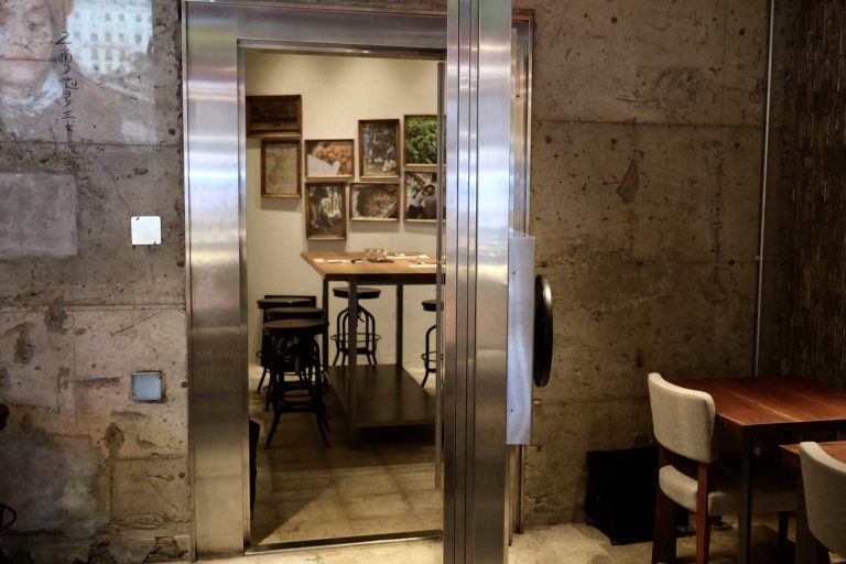 店内奥の金庫室にはひそむ隠れ家。 E9707601-F22C-4C40-97F3-1EA7AC945210-6266-0000034CB72ABA6E