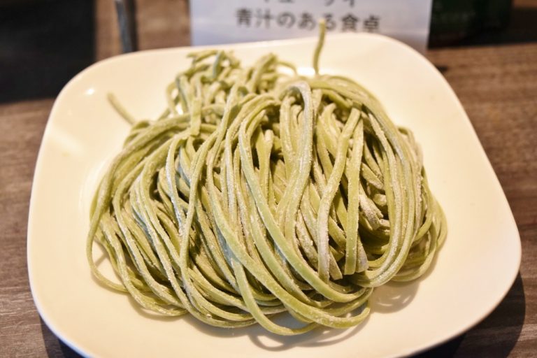 青汁が練り込まれた平打ちストレートの麺はとても栄養が豊富! DSC_0581