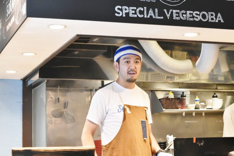 青汁の“まずい”というイメージでどう美味しく作るかとても悩んだと話す〈ソラノイロ〉の店主、宮崎 千尋さん。 DSC_0583