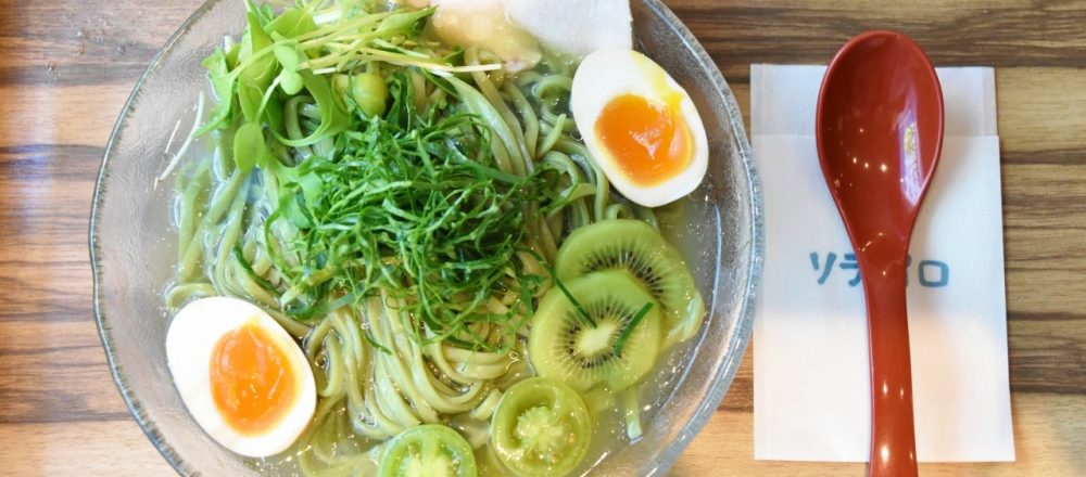 〈ソラノイロ 麹町店〉が〈キューサイ〉とのコラボで「青汁冷麺」誕生。