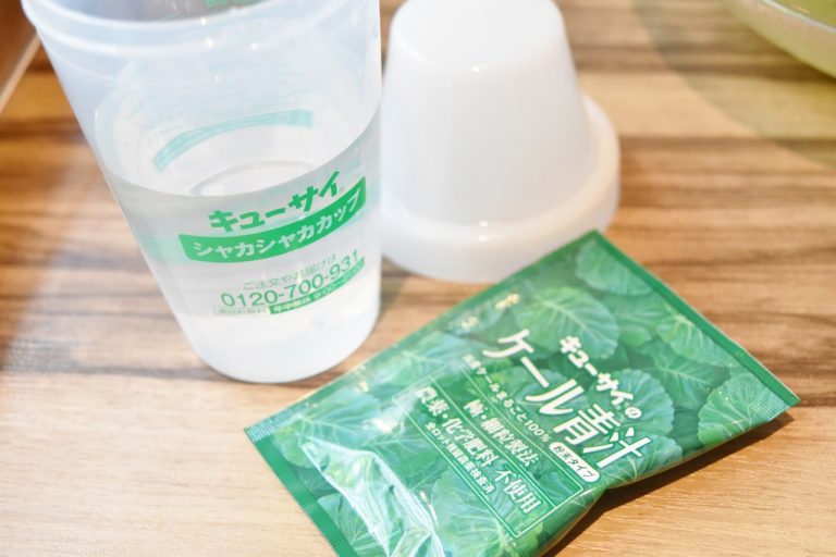ケール青汁粉末タイプは専用カップがあれば、出先でもシャカシャカっと振ってパッと飲める。 DSC_0607