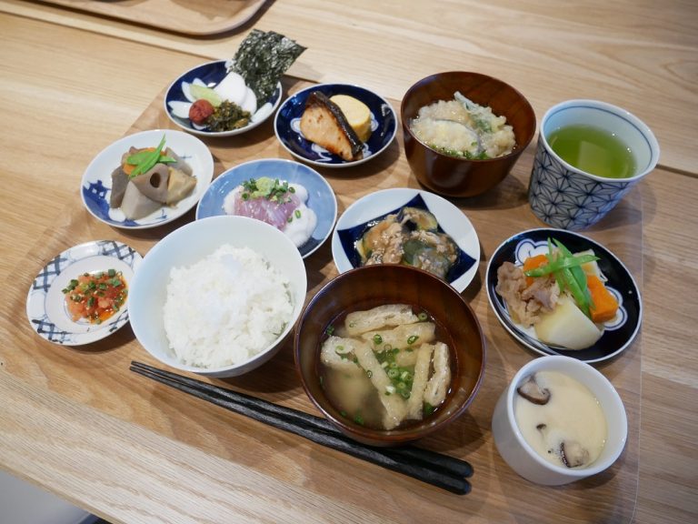 豆皿に1品ずつ入れていくビュッフェスタイル。和食をチョイスしてみました。 mitsuihotel-fukuoka-23
