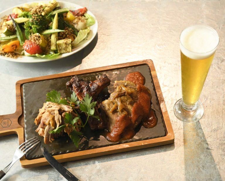 「“PITMANS”スペシャルBBQプレート」(2,800円)、「アウグスオリジナル」M(900円)など。 DSC3837-768x616-768x616-1