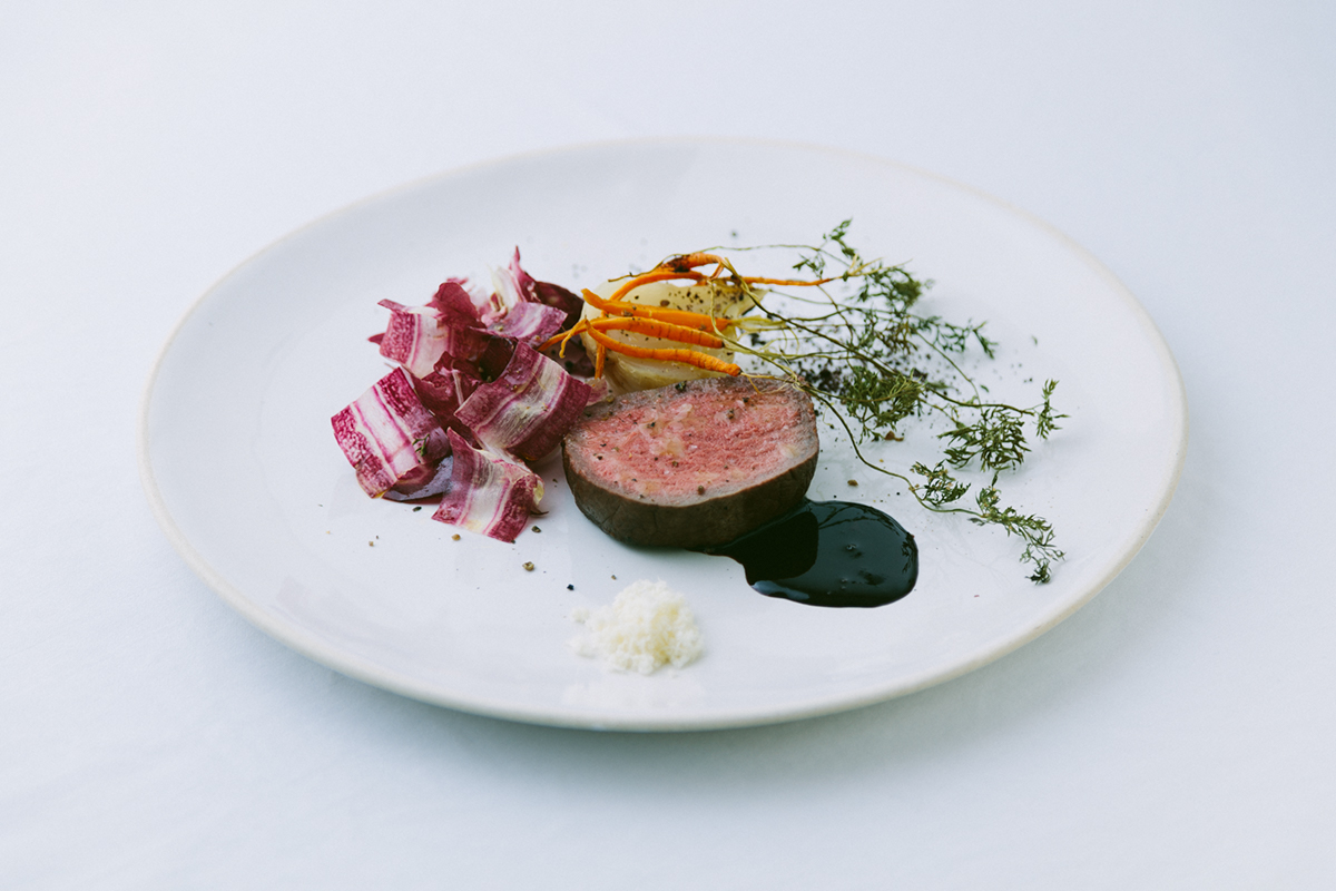 「佐賀牛赤身ロースト 自然派ワインのソース 野菜のキャラメリゼ」は福岡で自生したわさびを仕上げに。共に、本日のおまかせコース4,500円より。
