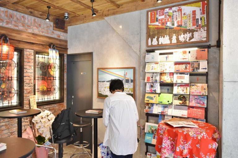 店内には台湾の観光にまつわる本がズラリ。 DSC_0670