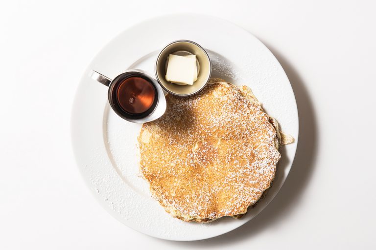 「バターミルクパンケーキ」1,280円。シンプルなおいしさ。 OHT_07181-768x512
