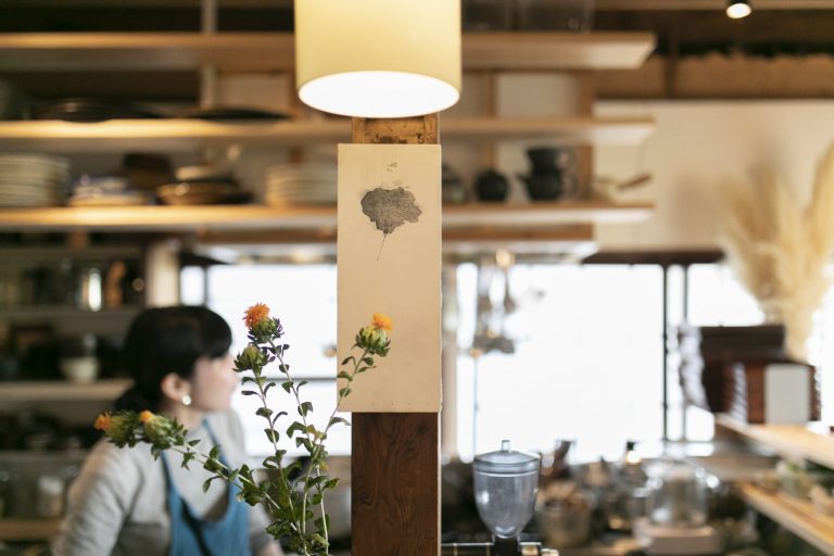 お気に入りの絵画やドライフラワーなどの小物がマッチ。 _IMG2136