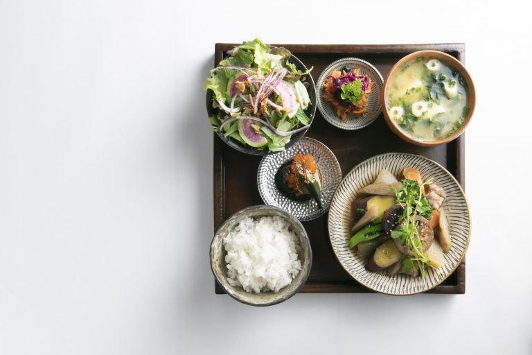 「本日の日替り定食」店名の通り栄養をとれるようにと九州産の旬の野菜を15種ほど使う。メインは根菜がたっぷり入った鶏と野菜のショウガ煮。