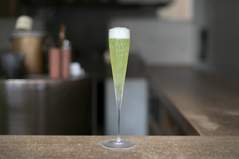 炭酸で抽出した煎茶。玉露の茎を深く焙煎して抹茶をあわせた。茶は常時30~40種。 _IMG2204