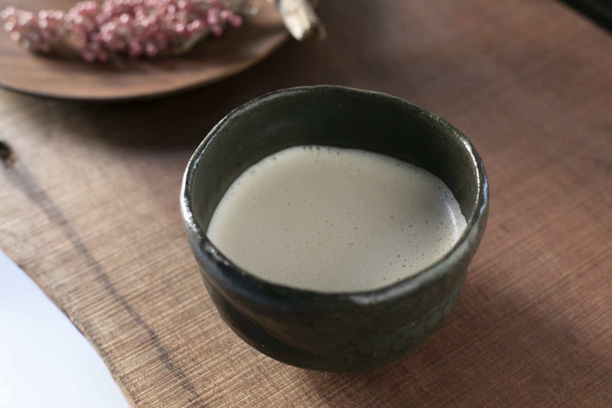 和のチャイ600円はきび糖の優しい甘さが染みる。抹茶用の茶碗に注ぐ。