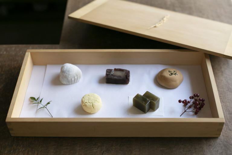 「季節の日本茶と和菓子のコース」(3,000円)では和菓子を選べる。 _IMG2175
