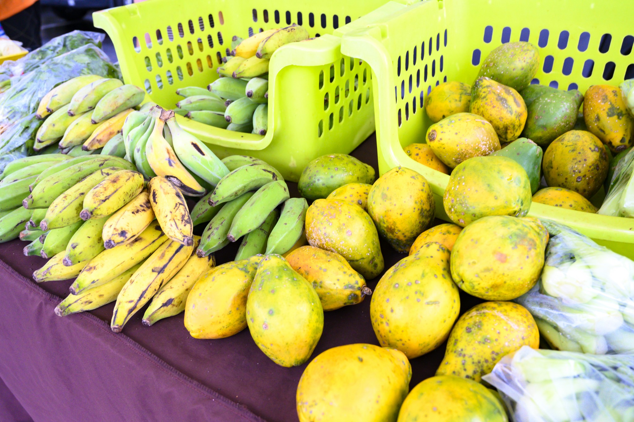 農家直送だから野菜や果物は新鮮そのもの。ハワイならではのトロピカルフルーツも店頭に並び、生産者との会話を楽しみながらじっくり食材選びができる。