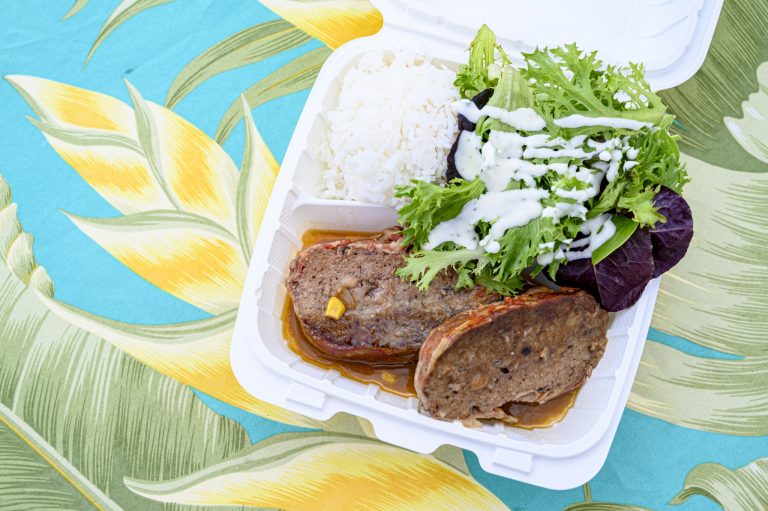 ローカルの味を大切にした〈Kalihi Corner〉のプレートランチはボリューム満点。ずっしりと重量感のある手作りミートローフ10ドルはロコに人気の一品。 20190508_0520