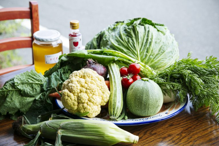 ご近所の農家さんから毎日届く新鮮野菜。お隣さんやご近所の飲食店とLINEグループを作り、ほしい野菜をまとめて発注している。 0000532