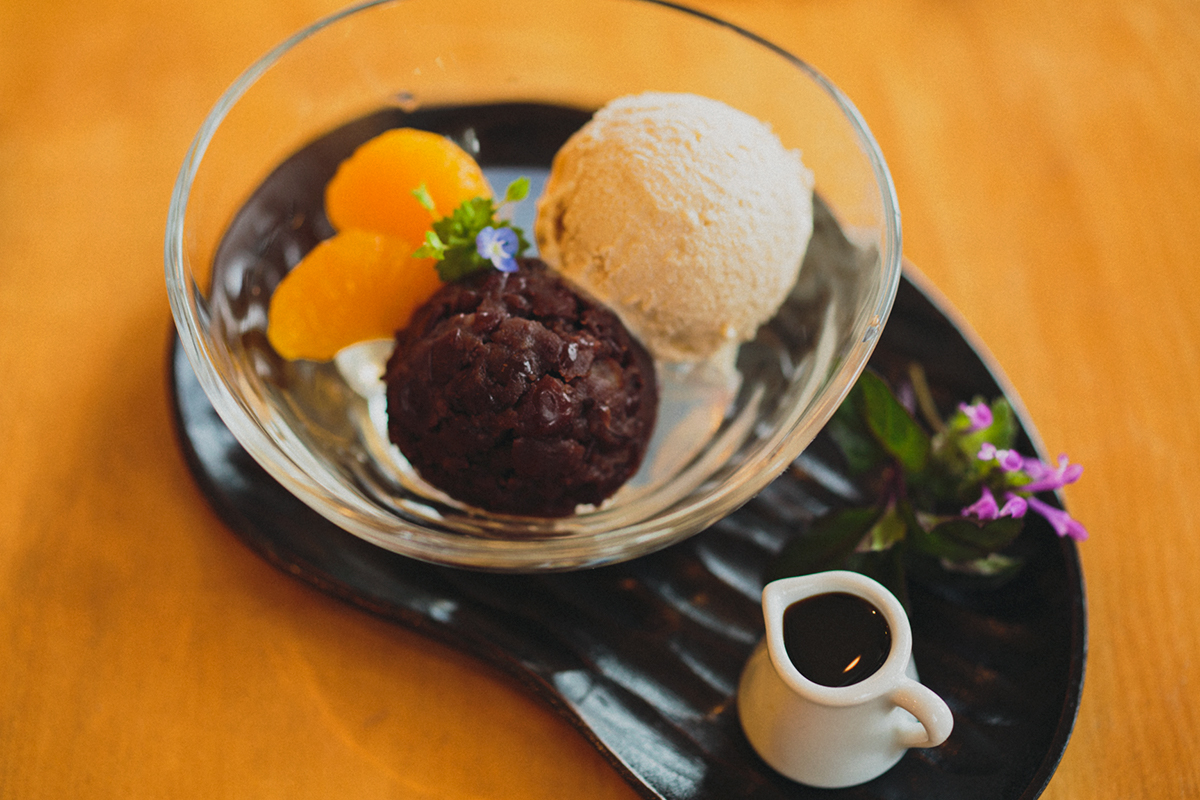 .喜界島のザラメで炊いた餡がおいしいクリームあんみつ450円。