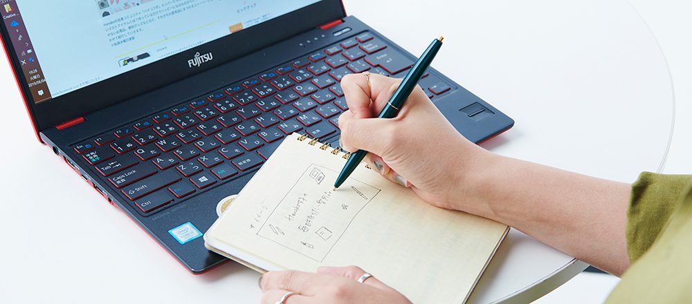 働く女子の愛用品。PCと〈ロルバーン〉のノート/ハナコラボディレクター・川久保美月さん
