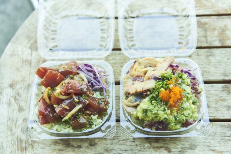 右・「ジンジャーアヒと味噌ジンジャータコ」(ミニ丼)10.49ドル、左・「醤油アヒ」(ミニ丼)9.99ドル。+1ドルでスピナッチ入りすし飯に変更可能。 0515hnkhwi_13301 1