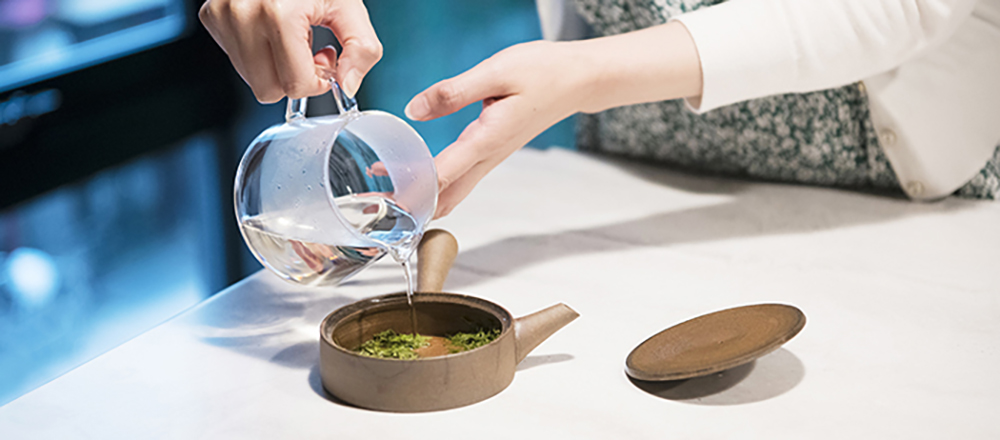 この春に誕生した話題のホテル〈ザ ロイヤルパーク キャンバス 銀座8〉で、日本茶の正しい淹れ方を学ぶ。オリジナルモヒート作りにも挑戦！