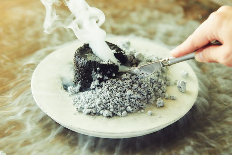 火山に見立てたというフォンダンショコラはもはやアート。溶岩部分は液体窒素で瞬間冷凍したココナッツアイス。Kilauea Lava Cake 23ドル。 0510hnkhwi_5201_bDN