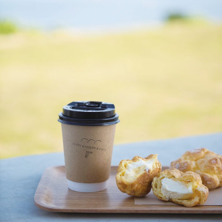 自家製みかんバターとクリームたっぷりの「みかんシュー」が買えるのは〈TETTI BAKERY & CAFE〉。 497_D8C5203atari-768x768