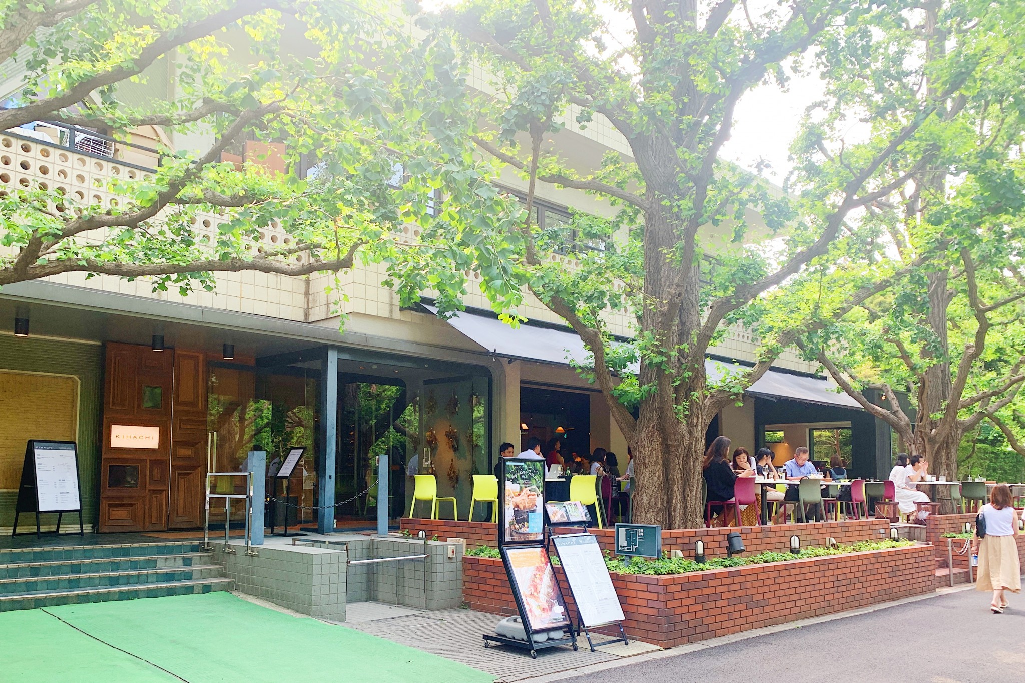 神宮外苑のいちょう並木に面した開放的なレストラン〈キハチ 青山本店〉。