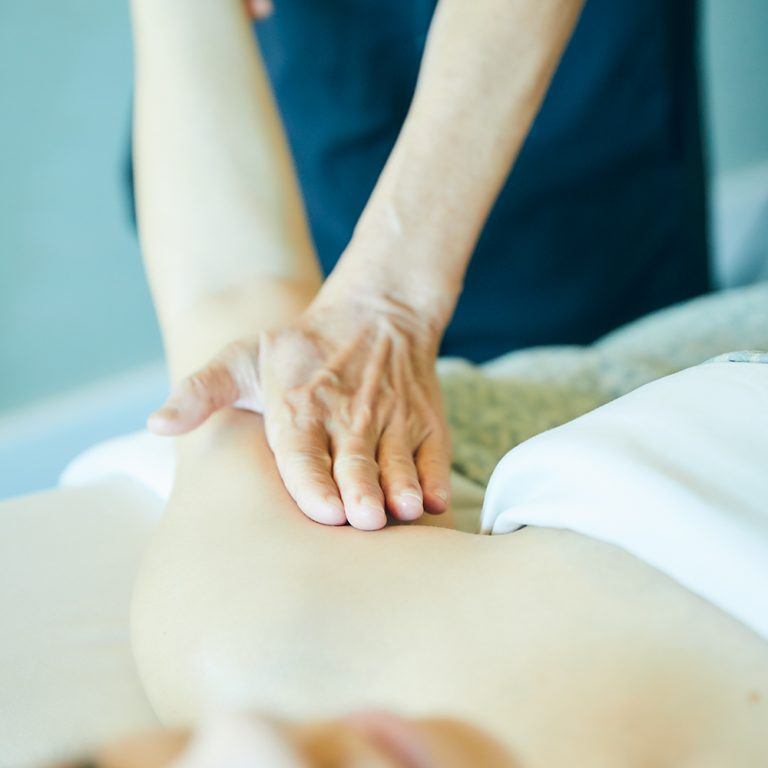 より効果を実感するために「肩や首筋のコリが気になる」や「長時間のフライトで腰が痛い」など、カウンセリングで具体的な悩みを相談するのが正解。 0510hnkhwi_5689_bDN