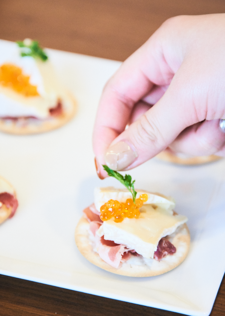 生徒さんたちがテストで作ったフィンガーフード。プロの料理人も多く参加しているとあって、お店のよう!それぞれの工夫のポイントも参考になる。 _DSC4032