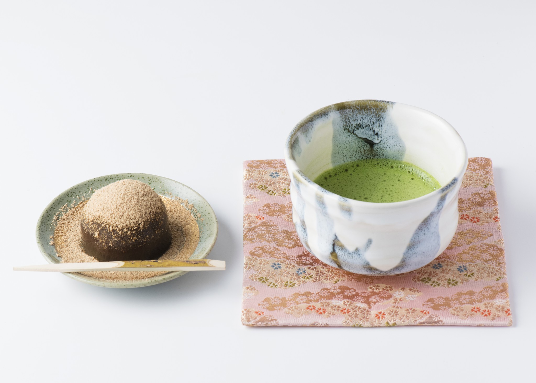 「抹茶セット」800円 抹茶とお茶菓子のセット。生わらびもちで餡を包んだ和菓子はセット限定。
