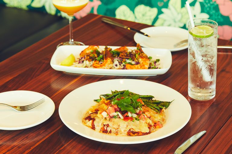 サルサソースの酸味がクセになるタロ芋のエンチラーダ 27ドル(手前)と、ミソまでおいしいガーリックシュリンプ 17ドル(奥)。 0508hnkhwi_1357_bDN