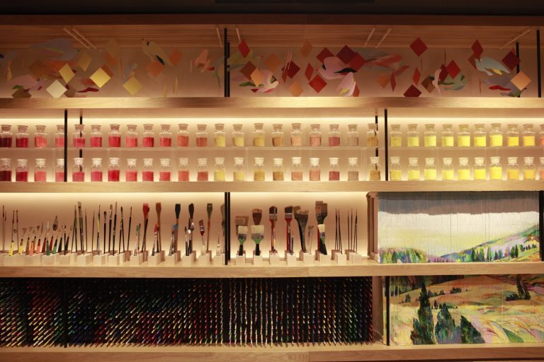 館内のアトリエライブラリー。 約2,000本の色鉛筆が並ぶアトリエライブラリーは、スケッチブックなどに自らが自在に表現できる場所。アートや建築、デザインに関わる本を収蔵する。