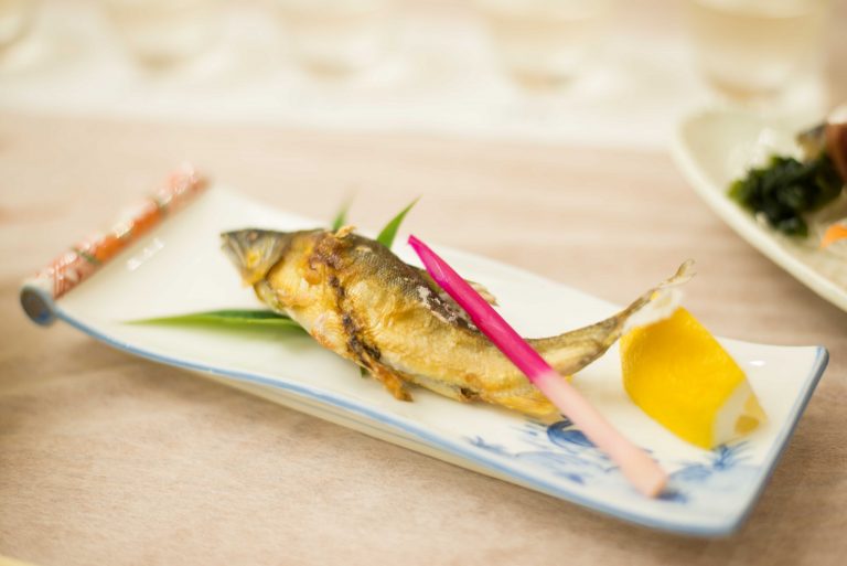 「天然鮎の塩焼き」(時価)。地域の清流で育った、鮎を使用。川魚ならではの、上品でクセのない味わいが楽しめます。 DSC_2434