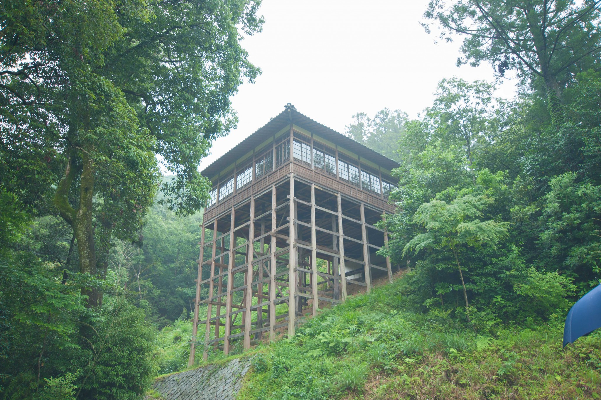 「懸造り」は、斜面に細い柱を立て、その上に建物をつくる建築様式。〈少彦名神社参籠殿〉は、床面積のおよそ9割が山崖にせり出しています。