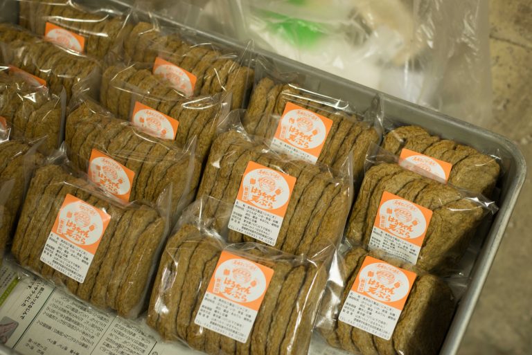 「じゃこ天」は、webサイトで購入可能。1つ5枚入り1,170円(税込)。現在は、木・金・土曜日のみ発送が行われています。 DSC_2511