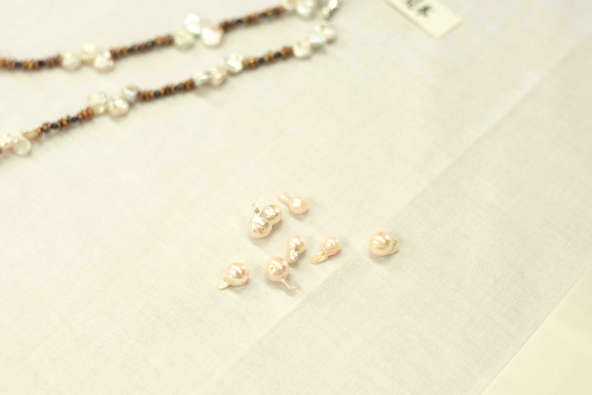 でこぼことした真珠は、「バロックパール」と呼ばれます。ふたつとして同じ形のものがないのが、「バロックパール」の魅力のひとつ。
