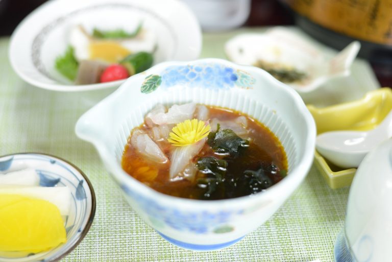 特製のだし汁に活き造りと大根、わかめ、青じそを入れ、ご飯にかけます。 DSC_2549
