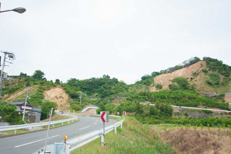 吉田町を車で走っていると、大きく崖が崩れた場所を目にすることも。地元の人は「崖崩れが起きた瞬間、雷が落ちたような轟音がした」と当時を振り返ります。 DSC_7397