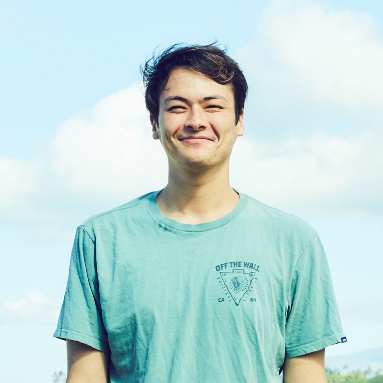 タイくん…オアフ島出身の大学4年生。日本への留学経験もあり、モデルとしても活動していたんだそう。アクターになる!という将来の夢に向け、学校でもお芝居の勉強に励む頑張り屋さん。 0513hnkhwi_11758_bDN