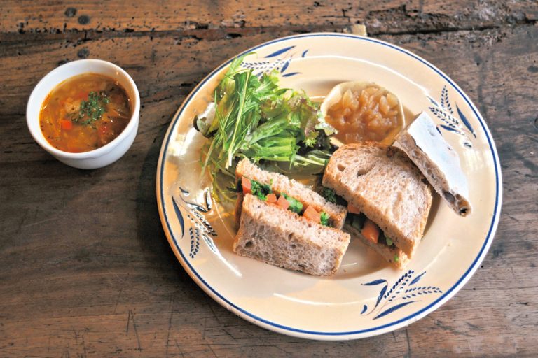 「季節の野菜のゴマミソサンドプレート(スープ、サラダ付き)」(1,000円)(税込) DMA-DSC_5621