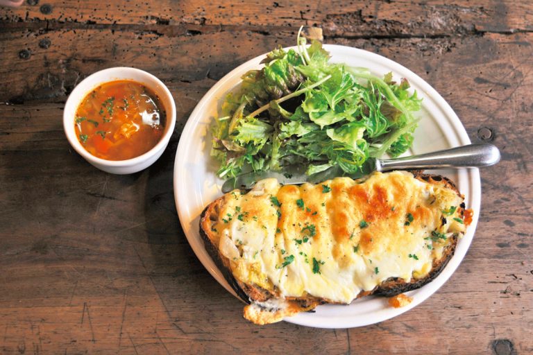 「キャベツと玉ねぎのチーズトーストプレート(スープ、サラダ付き)」(1,000円)(税込) DMA-DSC_5613