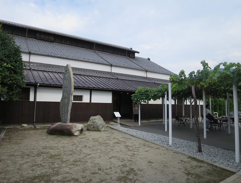 「山梨県指定有形文化財」にも指定されている「旧宮崎第二醸造所」は現在資料館に。 IMG_5320